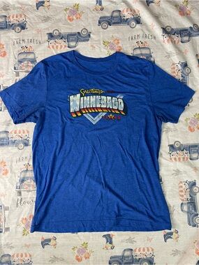 Dale Brisby Retro Greetings From Winnebago Texas Rainbow Stripe Tee Large